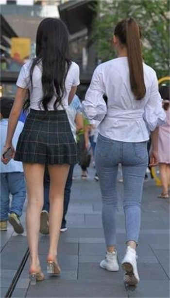 监控拍摄的女子小便视频
