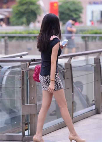 被命运之绳捆吧绑的女子