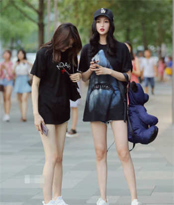 与同桌小敏在教室里弄