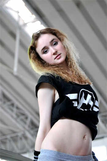 商务旅行戴女老的戴帽子