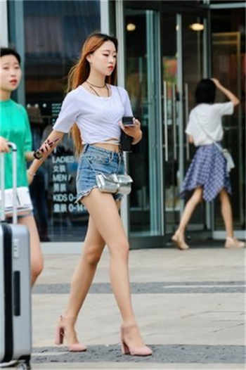 女小学生的裙子突然掉落