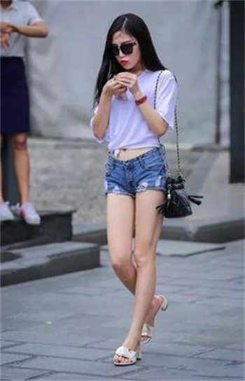 戴着面具被同学拉进俱乐部