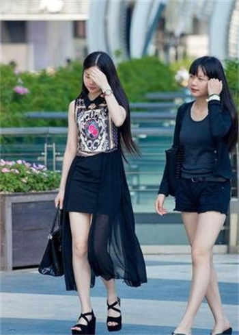 打电话女友喘着气说在跑步
