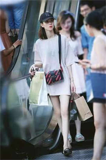 swag女演员左腰有青花的