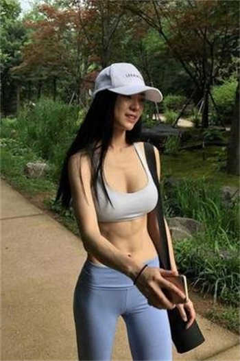 游泳男教练水下运动视频